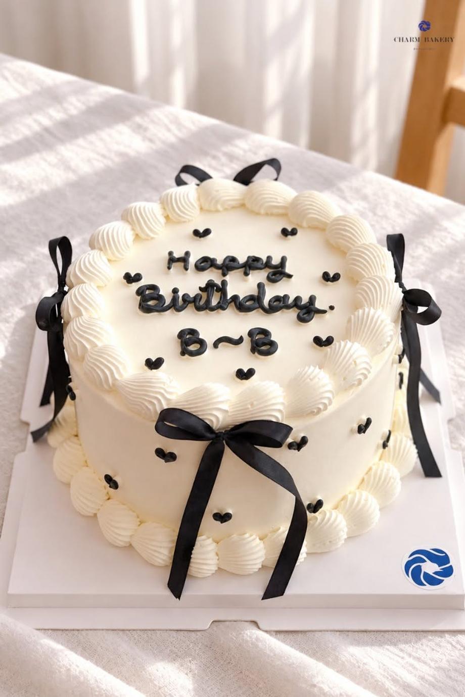 Minimal Cake สไตล์เกาหลีน่ารัก ตกแต่งด้วยริบบิ้นสีดำทำให้ดูเท่ขึ้นนิดๆ น่าค้นหาสุดๆ