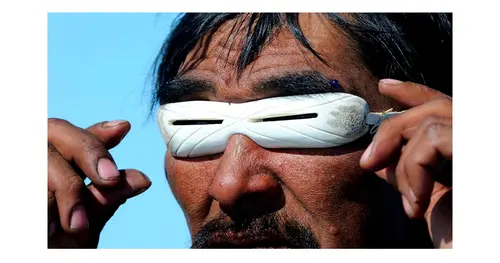 แว่นกันแดดตัวแรกของโลก เรียกว่า "Snow Goggles"
