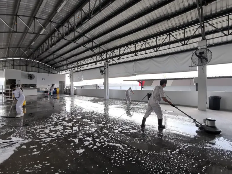 ขัดล้างพื้นโรงอาหาร